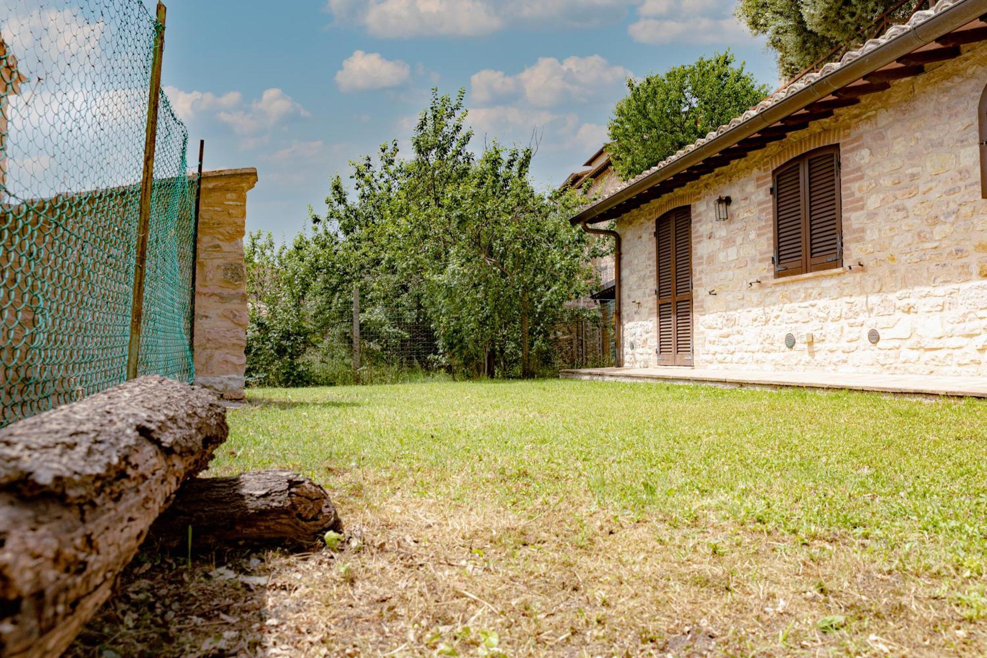 Rustic House, Con Patio E Giardino, Assisi Centro Villa Luaran gambar