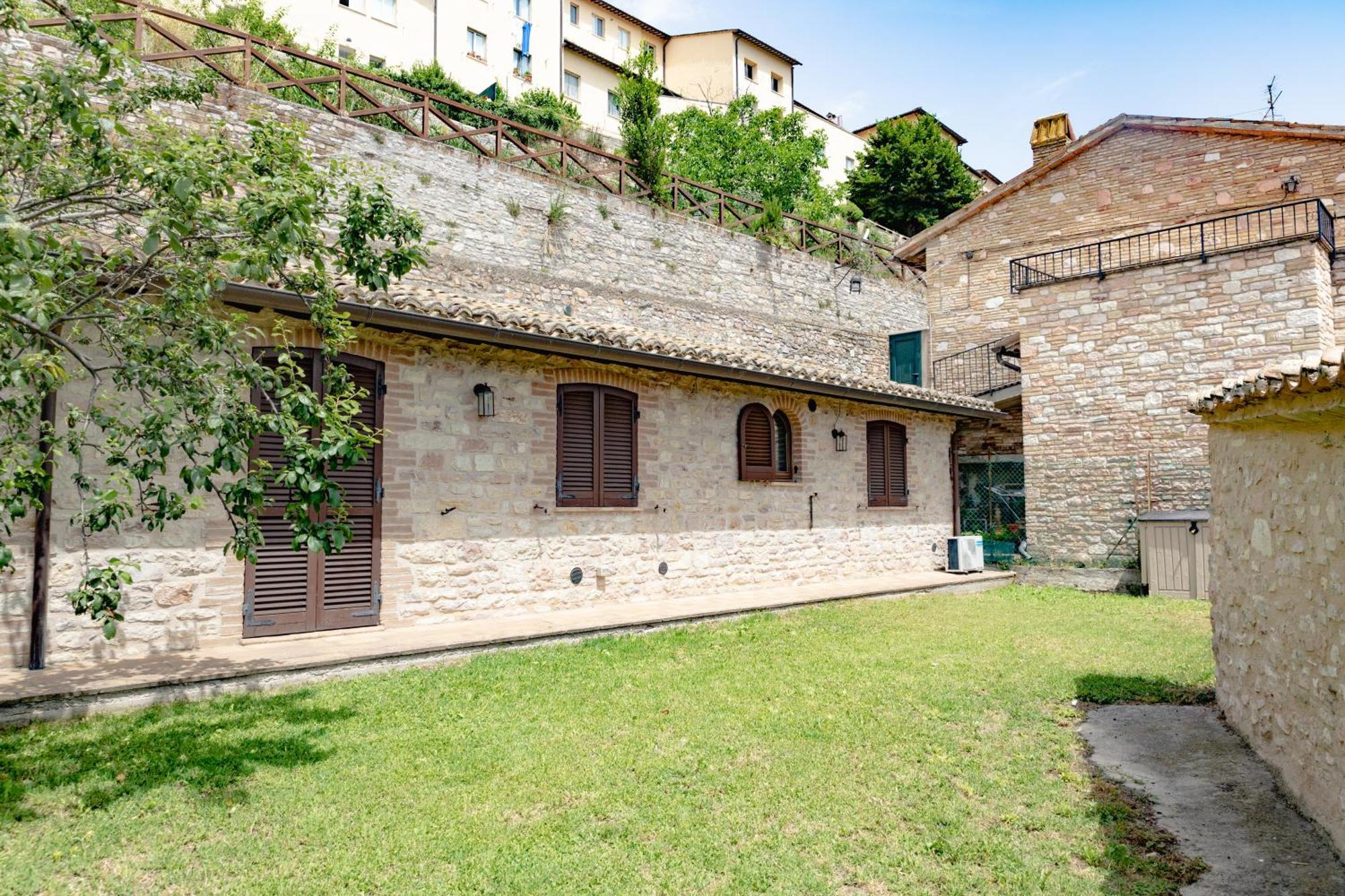 Rustic House, Con Patio E Giardino, Assisi Centro Villa Luaran gambar